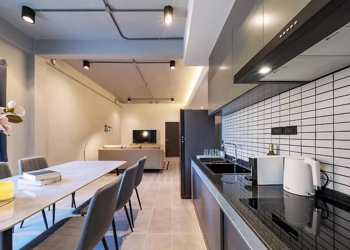 Bathtub, 2br, 2ba, 120 Sqm, 6 Pax, Near Bts 7-11 Apartment *