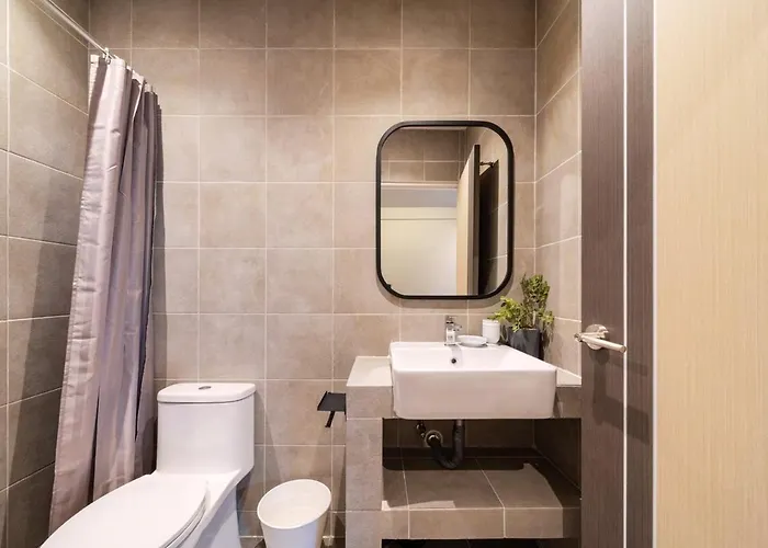 Apartment Bathtub, 2br, 2ba, 120 Sqm, 6 Pax, Near Bts 7-11 *
