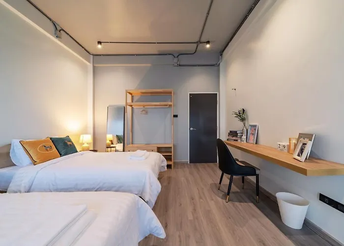 Bathtub, 2br, 2ba, 120 Sqm, 6 Pax, Near Bts 7-11 *