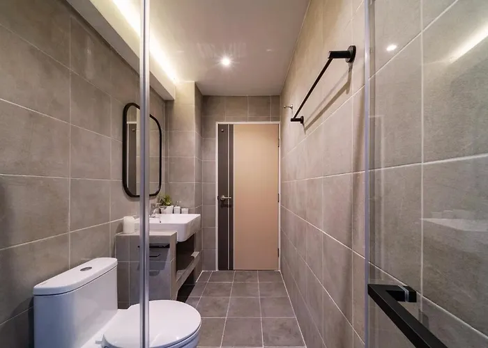 Bathtub, 2br, 2ba, 120 Sqm, 6 Pax, Near Bts 7-11 * Bangkok