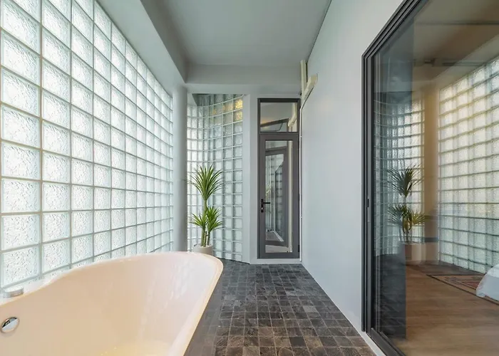 Bathtub, 2br, 2ba, 120 Sqm, 6 Pax, Near Bts 7-11 * Bangkok