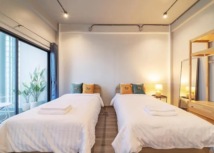 Bathtub, 2br, 2ba, 120 Sqm, 6 Pax, Near Bts 7-11 Apartment