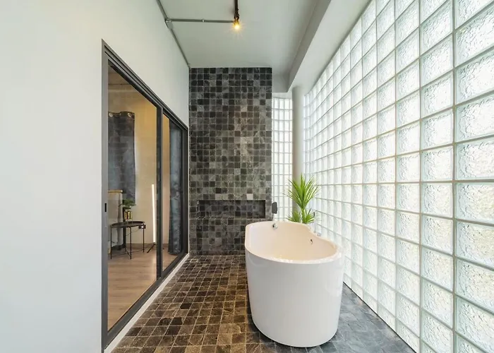 Bathtub, 2br, 2ba, 120 Sqm, 6 Pax, Near Bts 7-11 * Bangkok