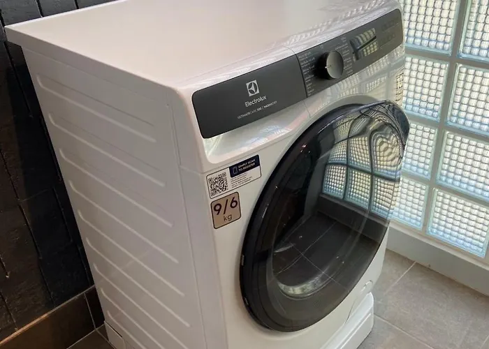 Bathtub, 2br, 2ba, 120 Sqm, 6 Pax, Near Bts 7-11 Apartment