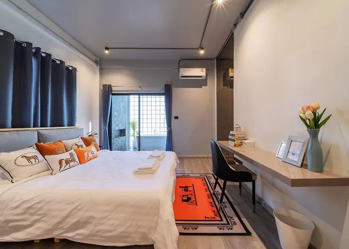 Bathtub, 2br, 2ba, 120 Sqm, 6 Pax, Near Bts 7-11 *