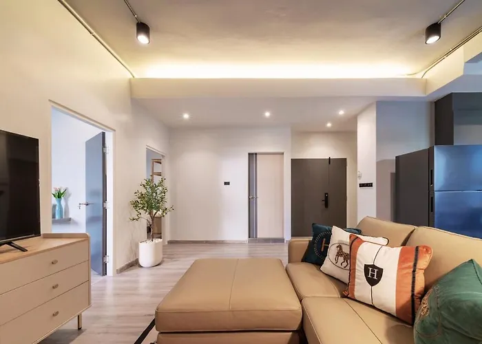 Bathtub, 2br, 2ba, 120 Sqm, 6 Pax, Near Bts 7-11 Apartment