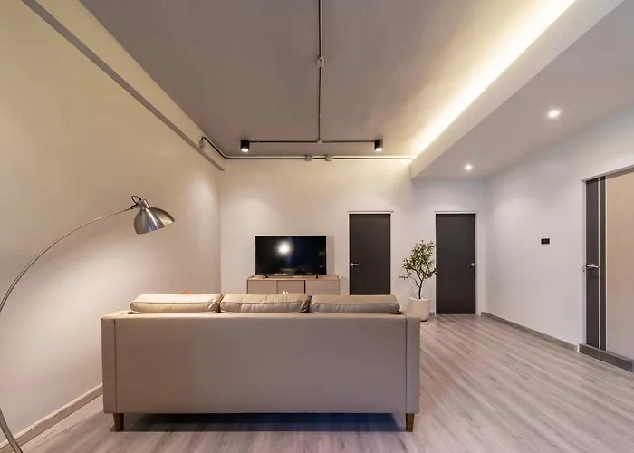 Bathtub, 2br, 2ba, 120 Sqm, 6 Pax, Near Bts 7-11 Apartment *