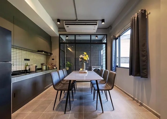 Apartment Bathtub, 2br, 2ba, 120 Sqm, 6 Pax, Near Bts 7-11 Bangkok