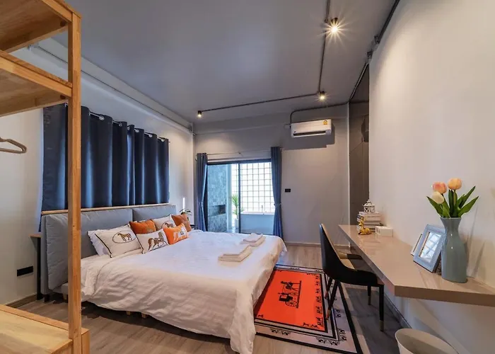 Bathtub, 2br, 2ba, 120 Sqm, 6 Pax, Near Bts 7-11 * Bangkok