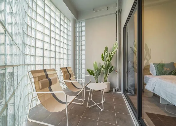 Bathtub, 2br, 2ba, 120 Sqm, 6 Pax, Near Bts 7-11 Apartment Bangkok