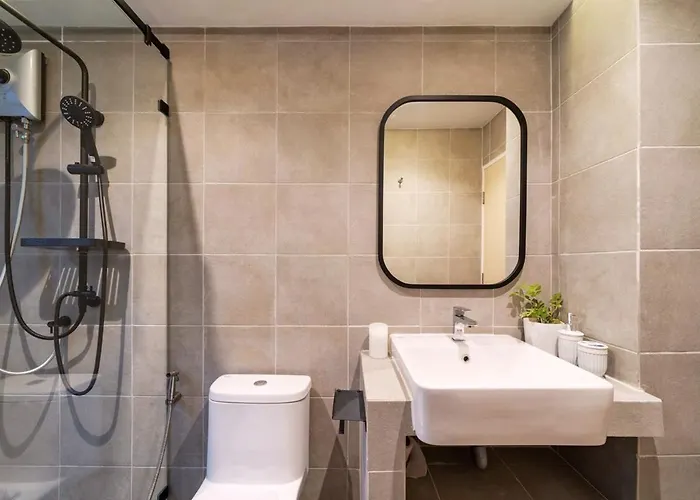 Bathtub, 2br, 2ba, 120 Sqm, 6 Pax, Near Bts 7-11 Apartment Bangkok