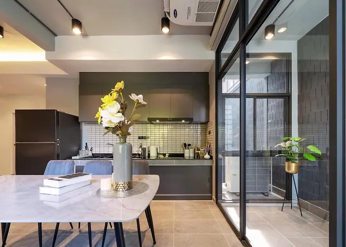 Bathtub, 2br, 2ba, 120 Sqm, 6 Pax, Near Bts 7-11 * Bangkok