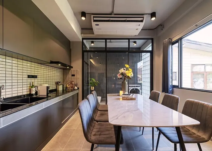 Bathtub, 2br, 2ba, 120 Sqm, 6 Pax, Near Bts 7-11 Apartment Bangkok