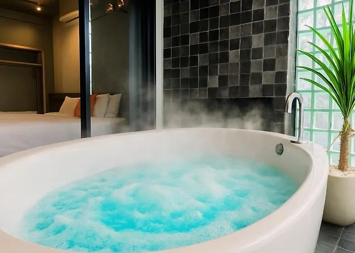 Bathtub, 2br, 2ba, 120 Sqm, 6 Pax, Near Bts 7-11 Apartment Bangkok
